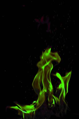 Siyah arkaplanda alev.