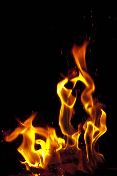Flamma på svart. — Stockfoto