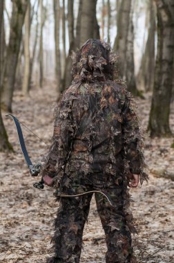 Avlanmak için ormanda yaylı bir avcı