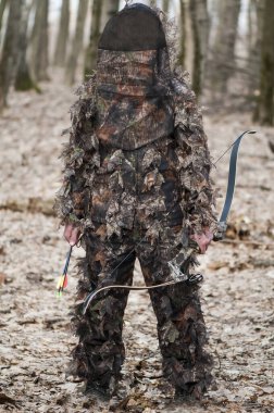 Archer ormanda avlanıyor.