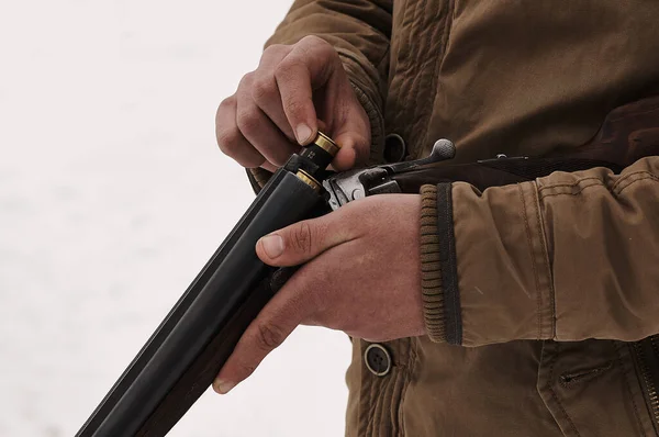 Mann mit Schrotflinte. — Stockbild Mann Mit Schrotflinte — Stockfoto