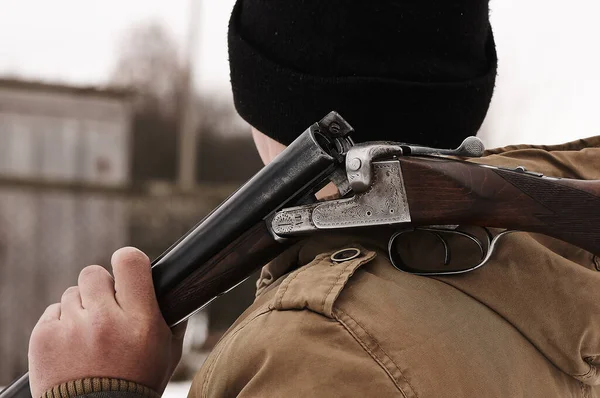 Mann mit Schrotflinte. — Stockbild Mann Mit Schrotflinte — Stockfoto