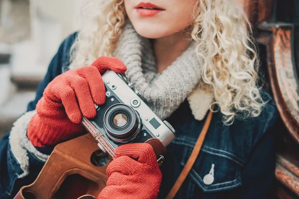 Câmera de filme velho nas mãos de uma menina encaracolada — Fotografia de Stock