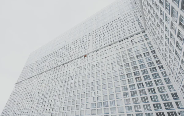 Ogromne nowoczesne białe i szare wieżowiec położony apartamentowiec — Zdjęcie stockowe