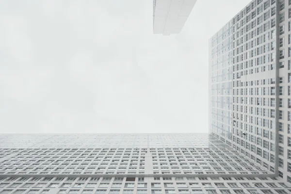 Arranha-céu residencial branco contemporâneo, ângulo reto entre o corpo da habitação — Fotografia de Stock