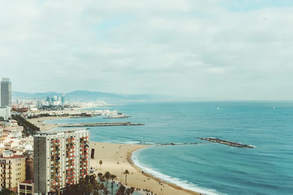 Ευρεία άποψη της πόλης, η παραλία και η θάλασσα σε Βαρκελώνη — Φωτογραφία Αρχείου