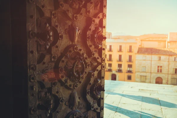 Metade aberto velho embutidos ornamental ferro forjado porta em Girona — Fotografia de Stock