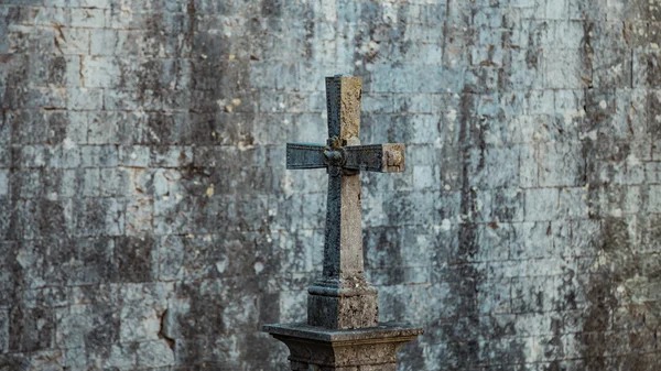 Pedra tumular na forma de uma cruz católica — Fotografia de Stock