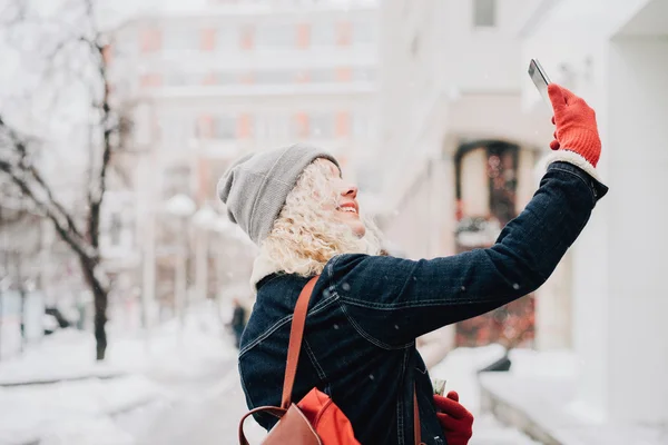 Junges blondes lockiges Mädchen macht Selfie — Stockfoto