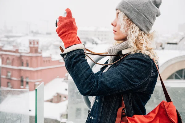 Rubia chica rizada rodaje en la cámara de fotos de la película, invierno —  Fotos de Stock
