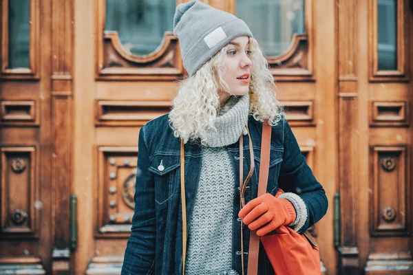 Fiatal szőke göndör lány piros kesztyűt és zsákot, téli — Stock Fotó