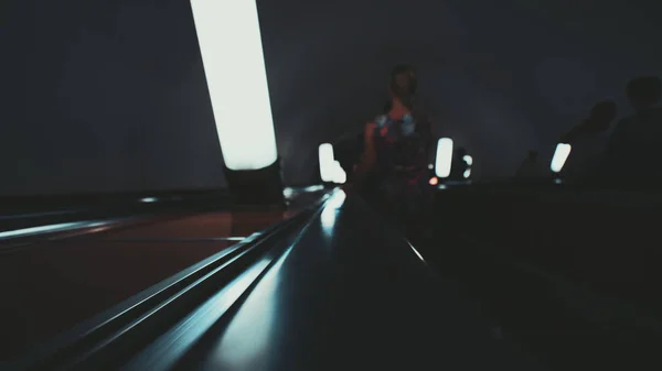 지하철에서 내려 에스컬레이터 방법 — 스톡 사진