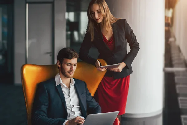 İşadamı ve işkadını içinde yazıhane ile becerikli alet