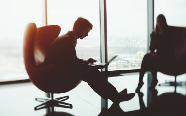 İşadamı laptopuyla çalışıyor.