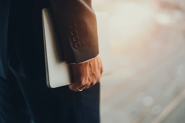 Resmi takım elbise holdning laptop adamın elini