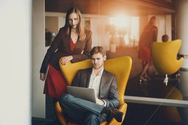 Zakenman en zakenvrouw tijdens vergadering — Stockfoto