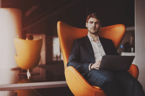 Eleganta boss med laptop och formell kostym — Stockfoto