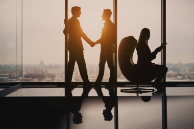 Karşılıklı iki işadamlarının lüks ofis iç