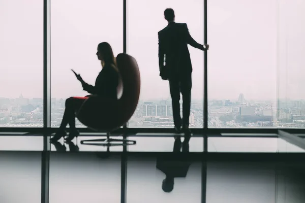 Chef och sekreterare nära fönster i lyx kontor interiör — Stockfoto
