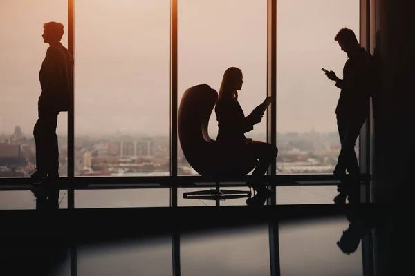 Grupo de gente de negocios descansando cerca de la ventana de la oficina —  Fotos de Stock