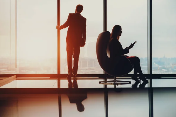 Chef och sekreterare nära fönster i lyx kontor interiör — Stockfoto