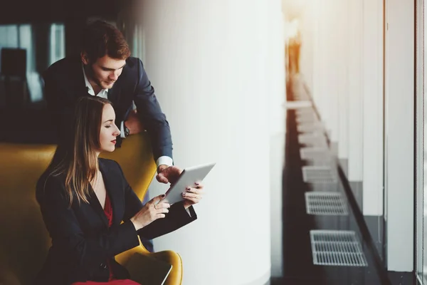 Secretaria femenina con tableta digital y su jefe — Foto de Stock