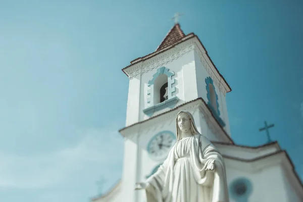 Tilt shift tiroteio de igreja e estátua no Brasil — Fotografia de Stock