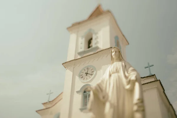 Tilt turno tiroteio de igreja com estátua no Brasil — Fotografia de Stock