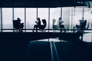 İki iş adamları onların becerikli alet ile siluetleri