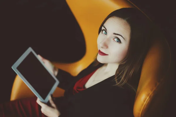 Молодая деловая женщина в красном платье и пиджаке с планшетом — стоковое фото