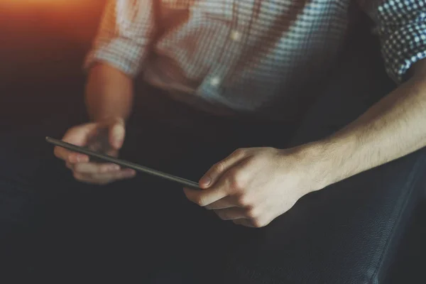 Mains de jeune homme travaillant sur tablette numérique — Photo