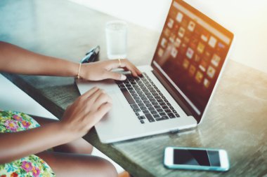 Kafede dizüstü kullanan kadın