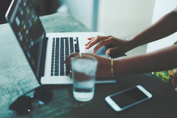 Woman in cafe using laptop — Stock Photo, Image