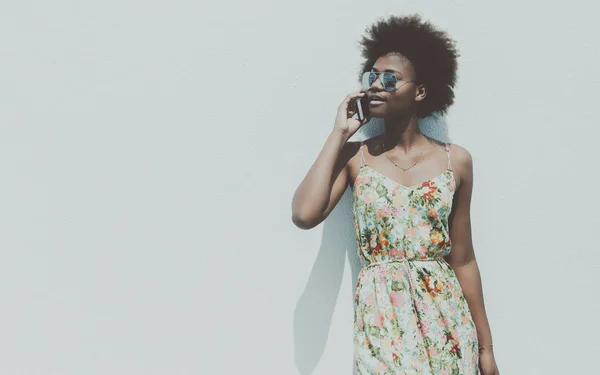 Ung vacker svart brasiliansk flicka talar på smartphone — Stockfoto