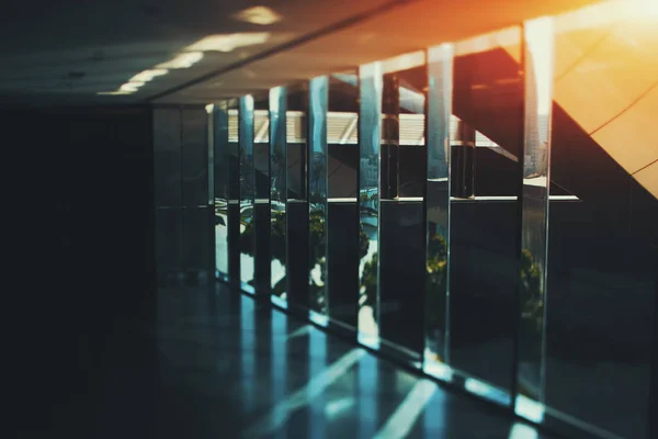 Cristal abstracto y fondo interior de oficina cromado con rayos de sol — Foto de Stock