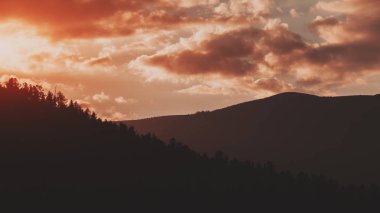 İki dağ yamaçları silüeti