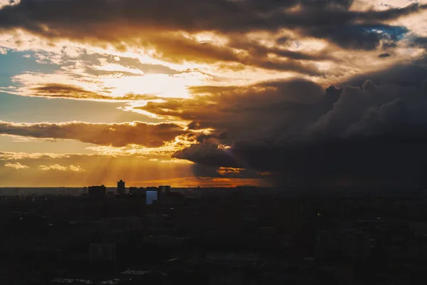 Cityscape ao pôr do sol após tempestade — Fotografia de Stock