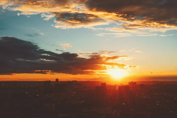 Pôr do sol sobre a paisagem urbana capturada do topo da cidade — Fotografia de Stock