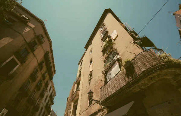 Widok elewacji domów w Barcelona — Zdjęcie stockowe