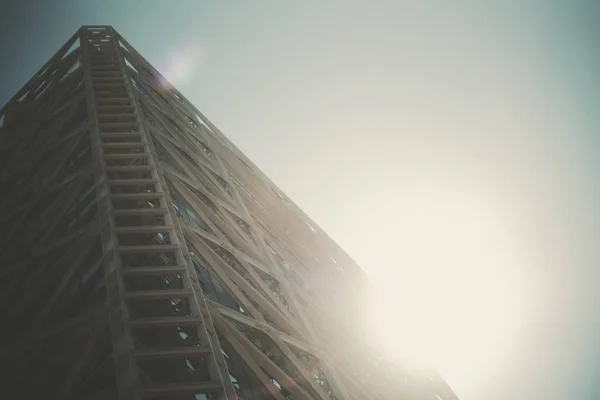 Μέταλλο και γυαλί πρόσοψης του σύγχρονου ουρανοξύστη — Φωτογραφία Αρχείου