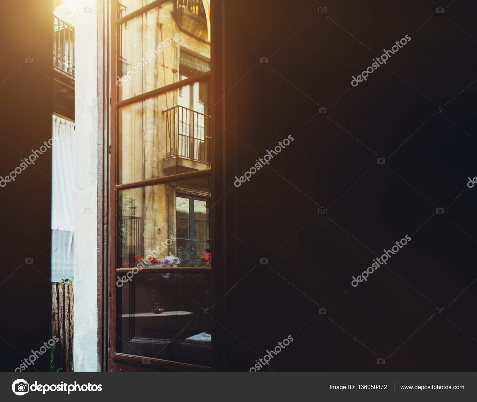 Vista desde el cuarto oscuro a abrió la puerta del balcón — Fotos de ... Vista desde el cuarto oscuro a abrió la puerta del balcón — Fotos de ...
