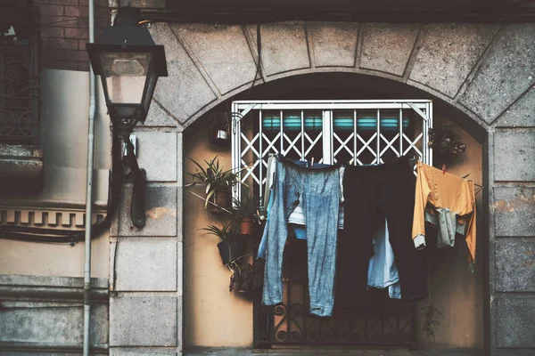 Vista da janela com roupa de secagem — Fotografia de Stock