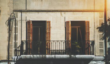 Cephe Balkonlu ve dört pencere görünümünü yakın çekim 