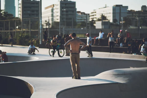 Rückansicht eines Mannes im Skatepark — Stockfoto