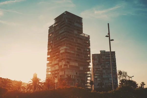 Casas residenciales en dramático atardecer — Foto de Stock