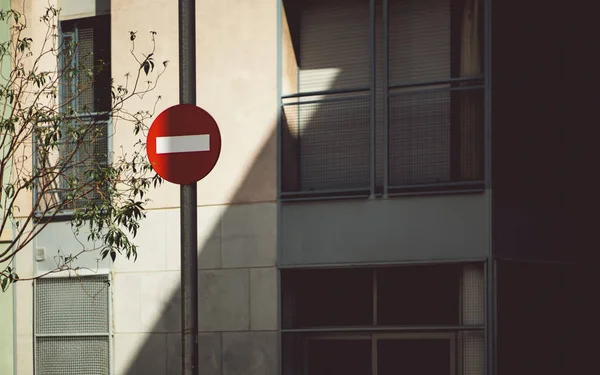 Konut evin önünde kırmızı dur işareti — Stok fotoğraf