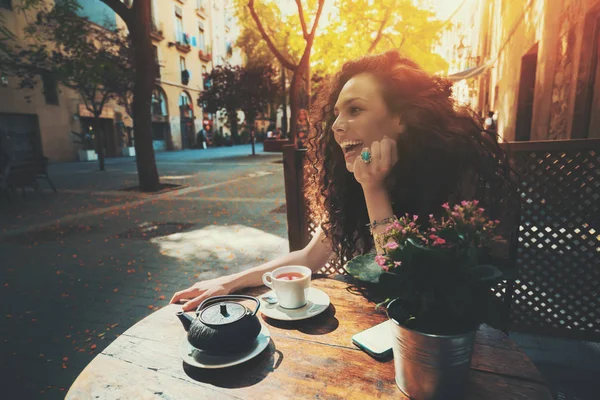 Rindo bela menina encaracolado no café — Fotografia de Stock