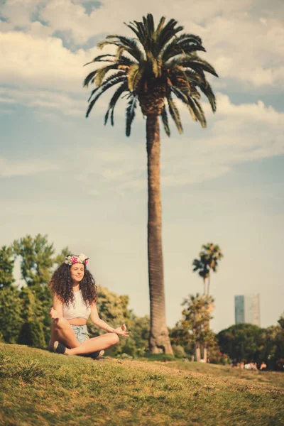 Meisje is het beoefenen van yoga in park — Stockfoto
