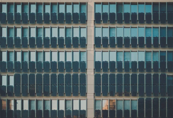 Placas fotovoltaicas na fachada do edifício — Fotografia de Stock