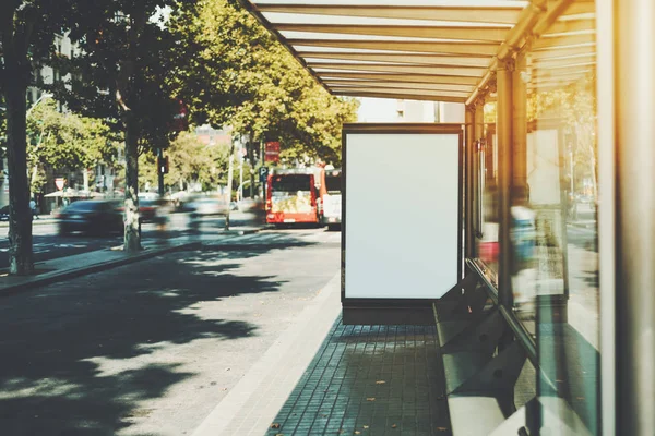 Cartelera blanca en parada de autobús urbano — Foto de Stock